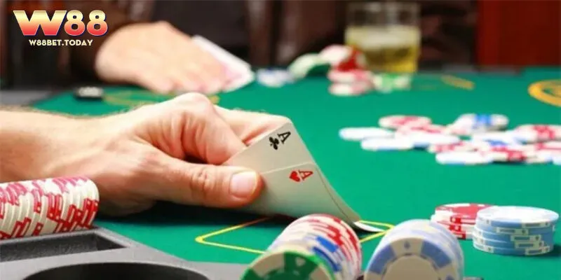 Người chơi đang tham gia đánh bài ăn tiền tại W88